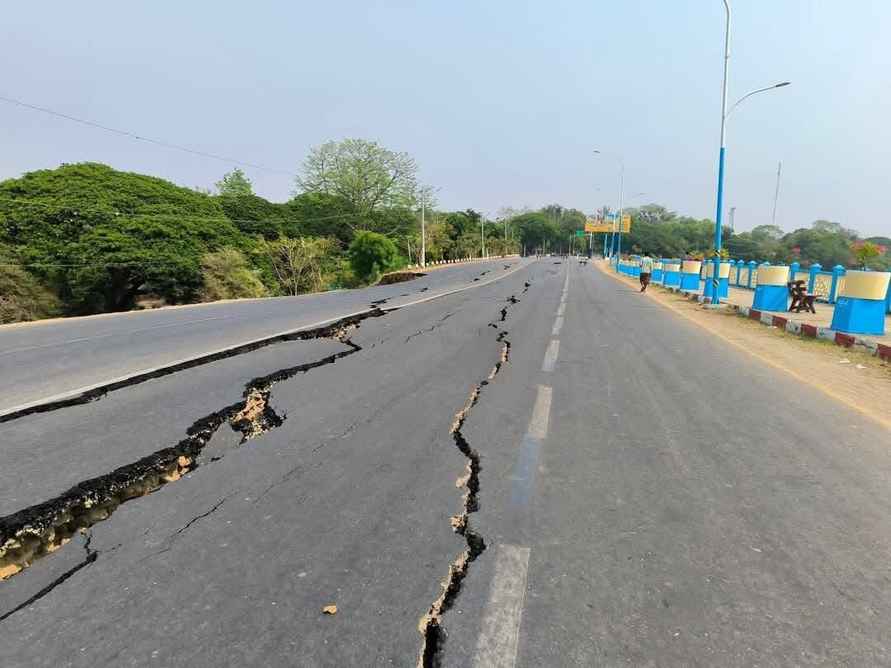 В Таиланде из-за землетрясения магнитудой 7,7 обрушило строящийся небоскрёб, в Мьянме – автомобильный мост