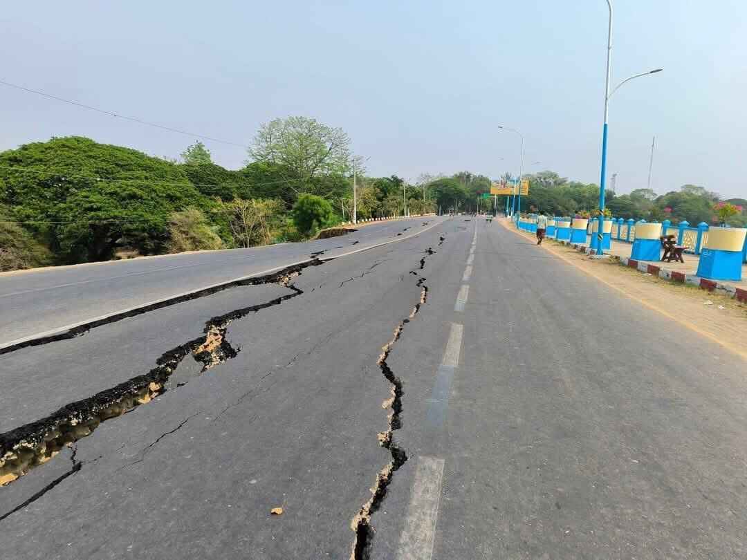 В Таиланде из-за землетрясения магнитудой 7,7 обрушило строящийся небоскрёб, в Мьянме – автомобильный мост