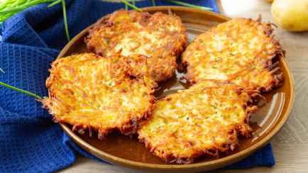 Как приготовить драники идеально золотыми и хрустящими? Шеф-повар поделился секретами жарки