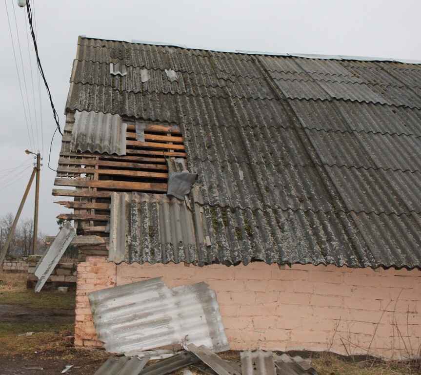 Штормовой ветер повредил крыши домов и школ на Могилёвщине, без света оставались 223 деревень и посёлков по всей Беларуси