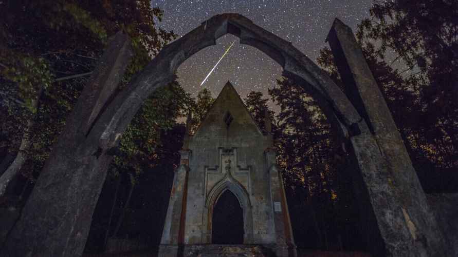 Метеор потока Персеиды над часовней Рейтанов в Грушевке (Ляховичский район), фото Виктора Малыщица