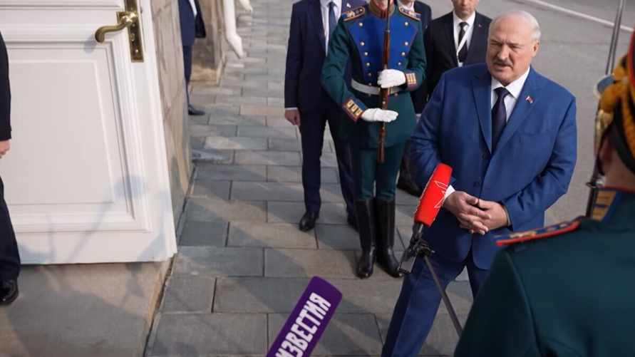 «Им бы над Францией не потерять» — Лукашенко усомнился в «ядерном зонтике» Макрона