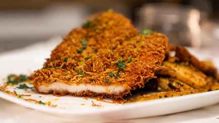 Сочная и хрустящая дубайская котлета с картофелем фри и фисташками. Даже бабушка будет в восторге от этого ужина