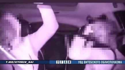 В Полоцке пьяная пассажирка такси приставала к водителю — машина опрокинулась в кювет