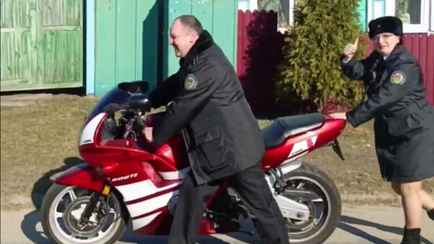 «Наша служба и опасна, и трудна» — Гомельские юристы показали, как ОПИ «арестовывает» мотоцикл у должника