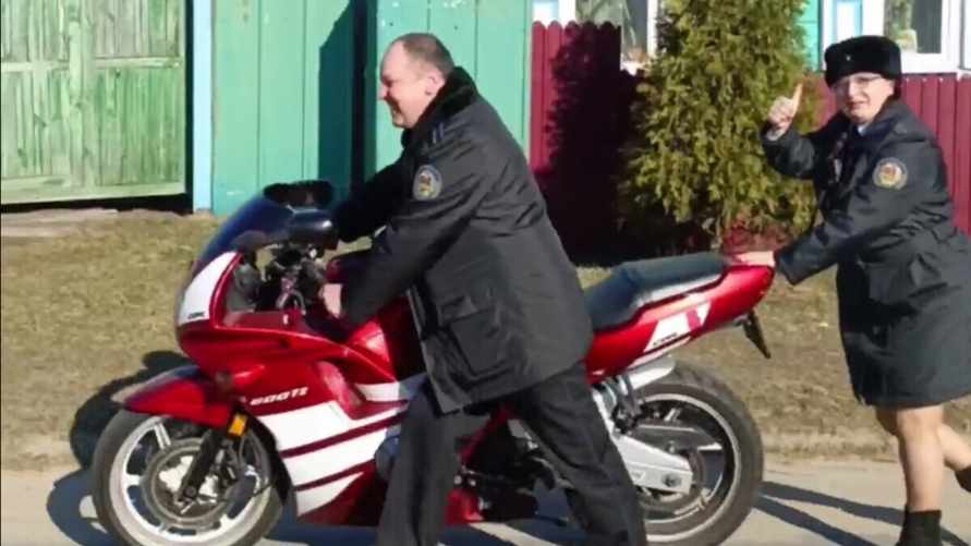 «Наша служба и опасна, и трудна» — Гомельские юристы показали, как ОПИ «арестовывает» мотоцикл у должника