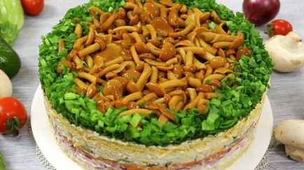 Этот салат из маринованных грибов «Лесная поляна» идеален на Пасху. Что еще понадобится?