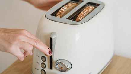 Тосты пригорают и плохо пахнут? Эти два копеечных средства для тостера избавят от проблемы