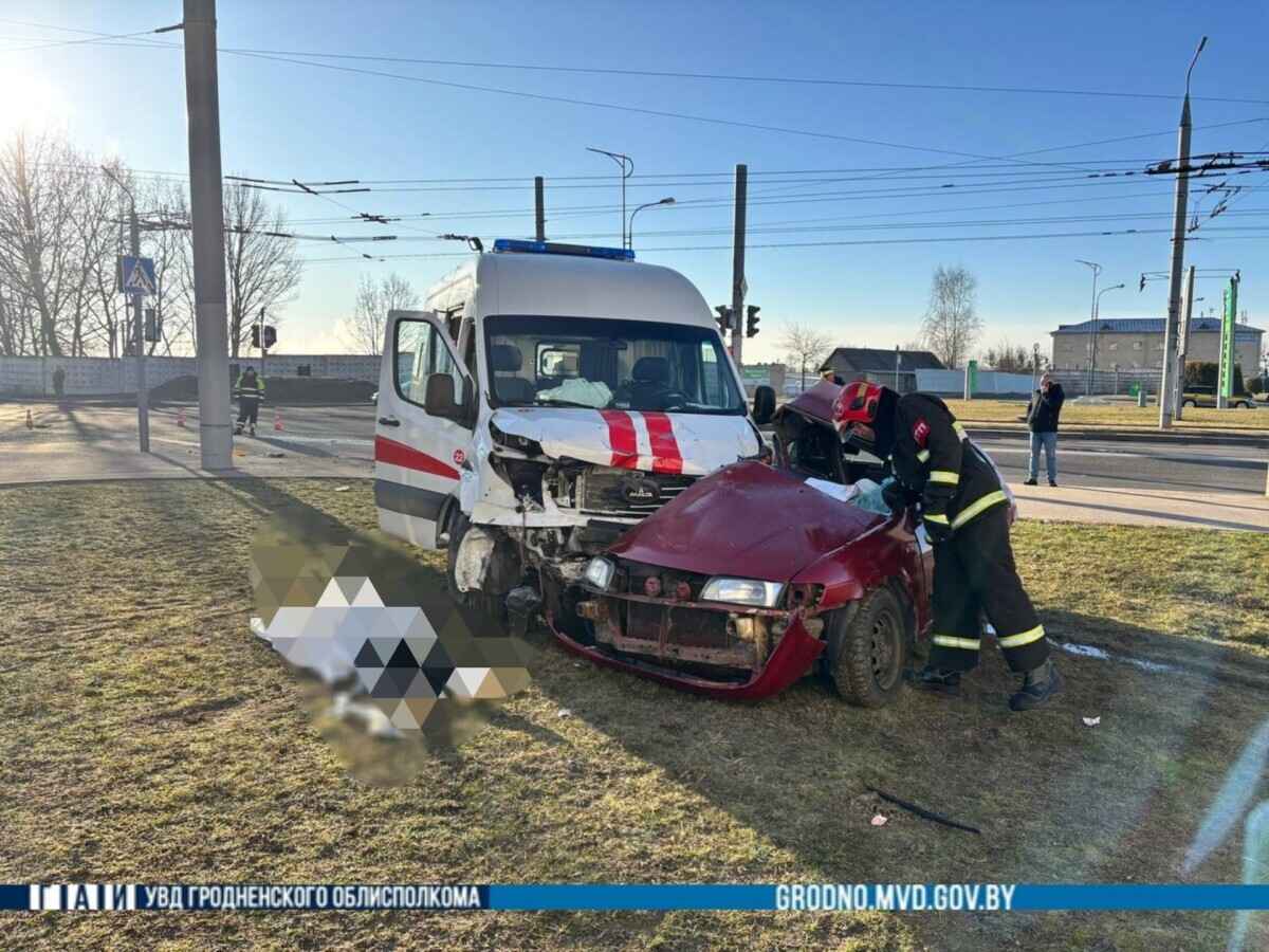 В Гродно «скорая» врезалась на светофоре в легковушку – погибла 19-летняя девушка
