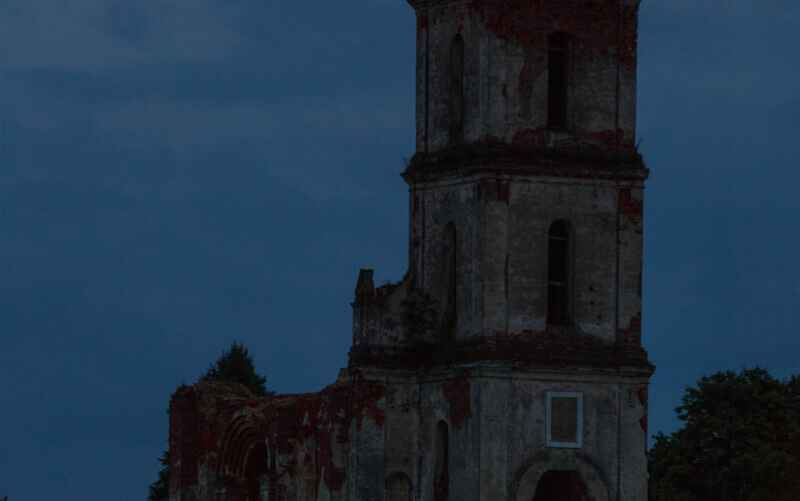 «Кровавая Луна» над руинами Троицкой церкви, Чашникский район, фото Виктора Малыщица