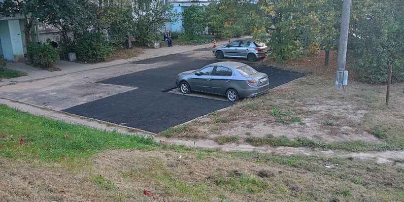 В Минске дорожники уложили асфальт вокруг припаркованной машины