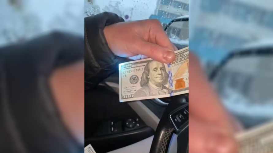 "Что, так можно было?" - Белорус показал "светящиеся" углы на долларах. Как решил проблему?