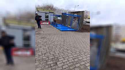 «Чего вы все стоите? Держитееее!» – Штормовой ветер опрокинул остановку в Гомеле