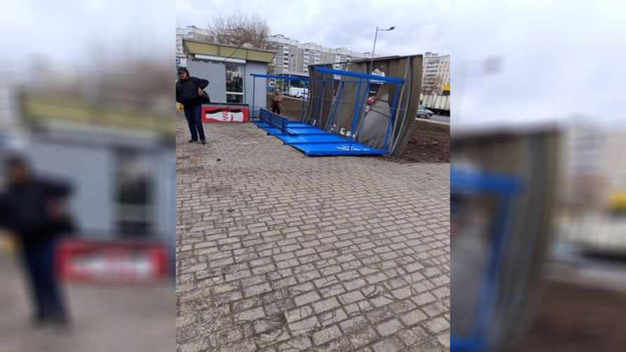 "Чего вы все стоите? Держитееее!" – Штормовой ветер опрокинул остановку в Гомеле