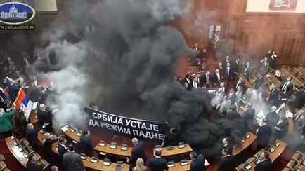 В Сербии депутаты устроили драку в парламенте и зажгли дымовые шашки — трое пострадавших