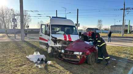 В Гродно «скорая» врезалась на светофоре в легковушку – погибла 19-летняя девушка