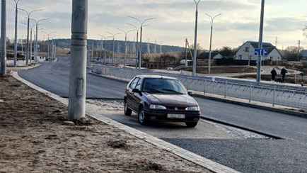 В Минске дорожники уложили асфальт вокруг припаркованной машины