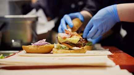 «Премиальная» российская сеть бургерных пришла в Беларусь. Где начнут продавать котлеты из мраморной говядины?