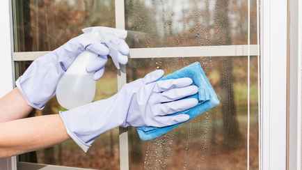 Дождь снова оставил разводы на вымытых окнах? Добавьте это в воду — и эффект чистоты останется надолго