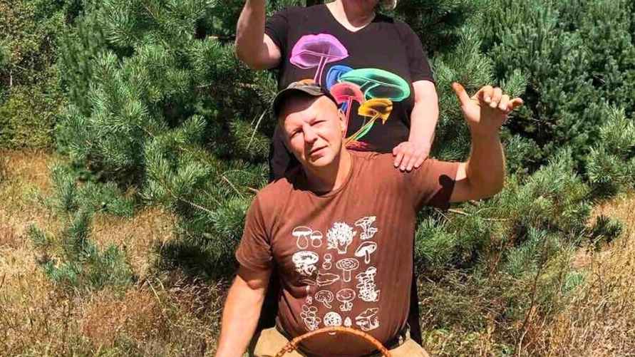 Основатели "Грибных войск" супруги Александр Шевцов и Елена Шехова с урожаем рыжиков в 2024 году. Фото: архив Александра Шевцова.