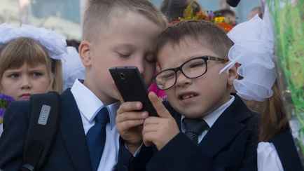 «Возможны исключения» — Власти Минска объяснили, когда у школьников могут проверить мессенджеры в телефонах