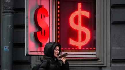 Доллар и российский рубль продолжили падать. С какими курсами белорусы ушли на выходные?