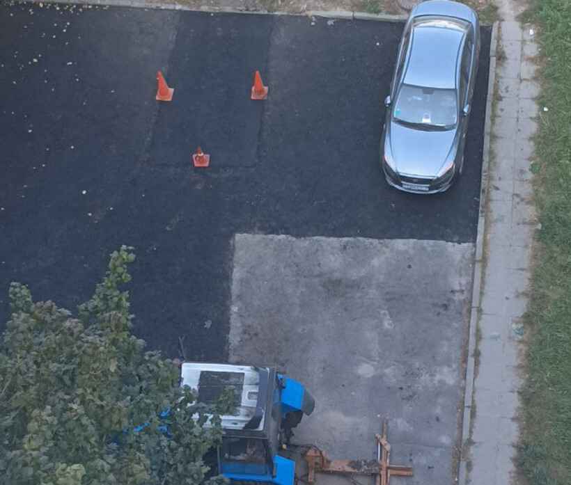 В Минске дорожники уложили асфальт вокруг припаркованной машины