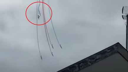 На видео попало, как два французских военных самолёта столкнулись в небе во время учений пилотажной группы