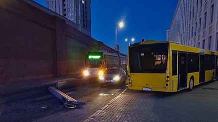 Перепутал педали. В Минске автобус врезался в ограждение – 4 пострадавших