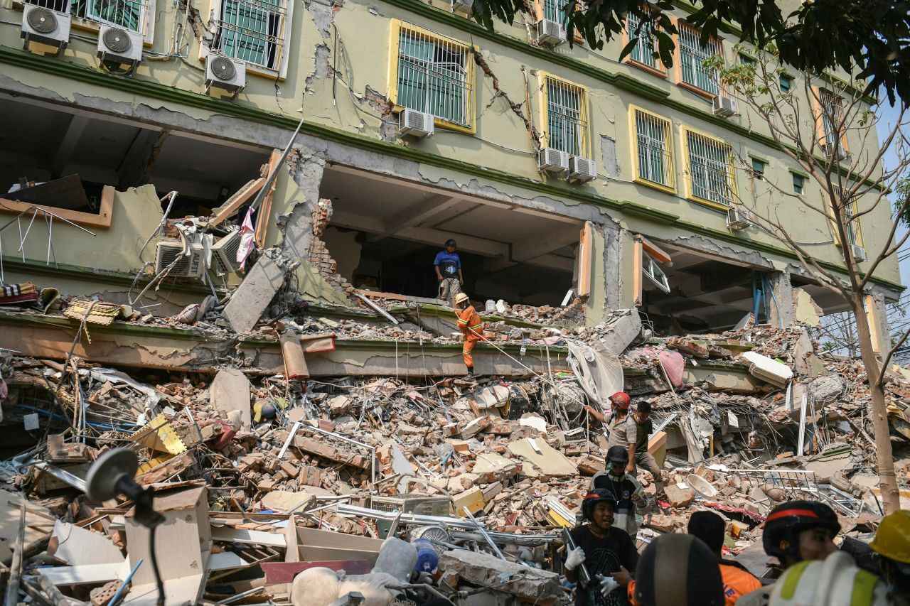 Беларусь отправила на помощь пострадавшей от землетрясения Мьянме кинологов и десятки спасателей