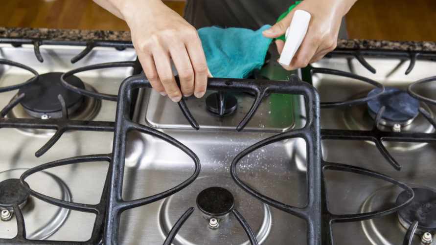 Эти 6 способов отмоют с решёток плиты даже застаревший нагар. Вот как использовать нашатырь и "бабушкину смесь"