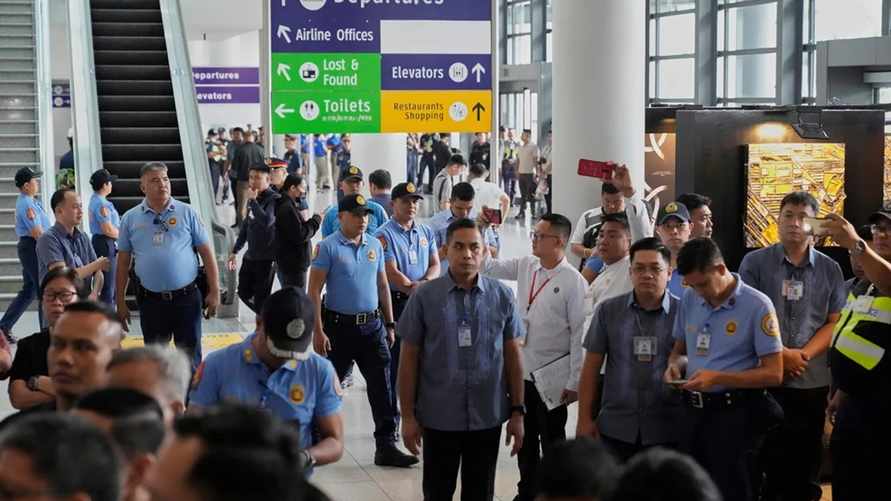 Фото из аэропорта в Маниле, где взяли под стражу Родриго Дутерте /AP