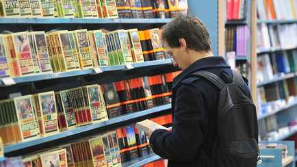 Белорусам предложили бесплатные книги Короткевича, Диккенса и не только. Но нужно рассмешить продавца