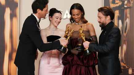 Фильм-победитель «Оскара-2025» забрал сразу 5 статуэток. Вот полный список «лучших» по версии Голливуда