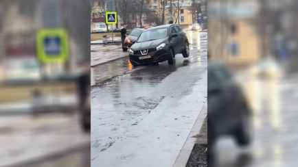 На видео попало, как две легковушки провалились в яму посреди улицы в Минске