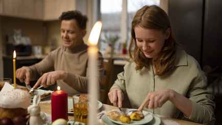 Этот пасхальный пирог с необычной начинкой станет жемчужиной стола. Как приготовить?