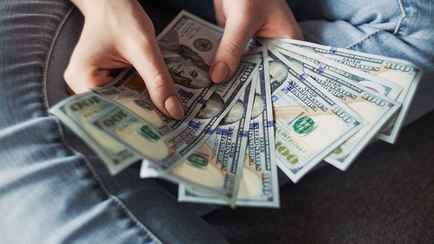 Доллар впервые за неделю подешевел в Беларуси, евро снова подорожал. На сколько и что с валютой РФ?