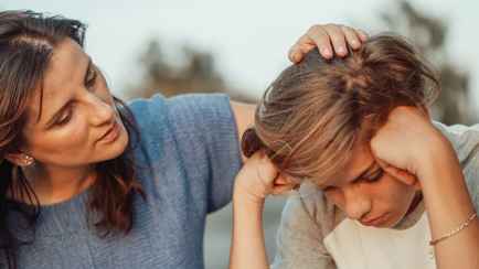 «Врачи замечают странные вещи на теле» — Психиатр предупредил о росте опасных наклонностей у детей и подростков в Беларуси