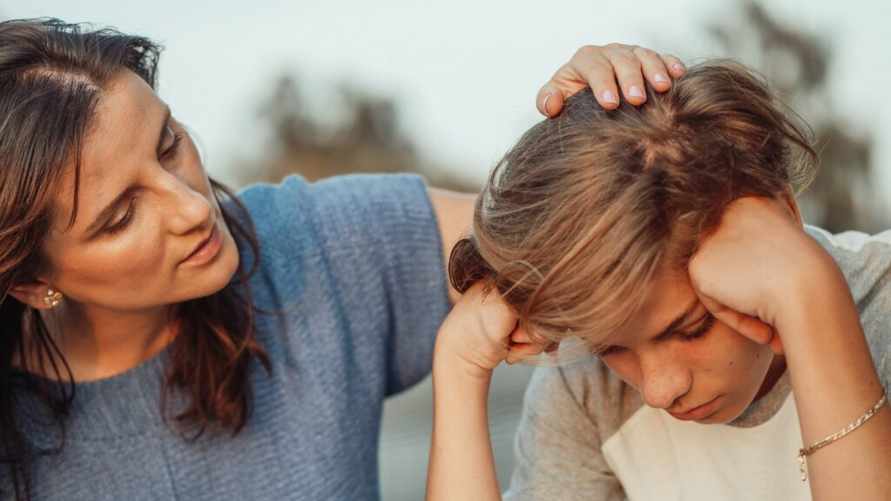 "Врачи замечают странные вещи на теле" — Психиатр предупредил о росте опасных наклонностей у детей и подростков в Беларуси