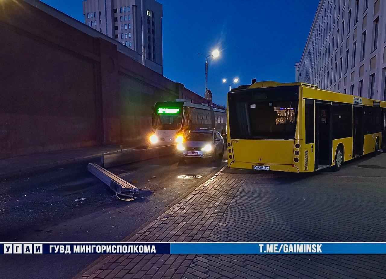 Перепутал педали. В Минске автобус врезался в ограждение – 4 пострадавших