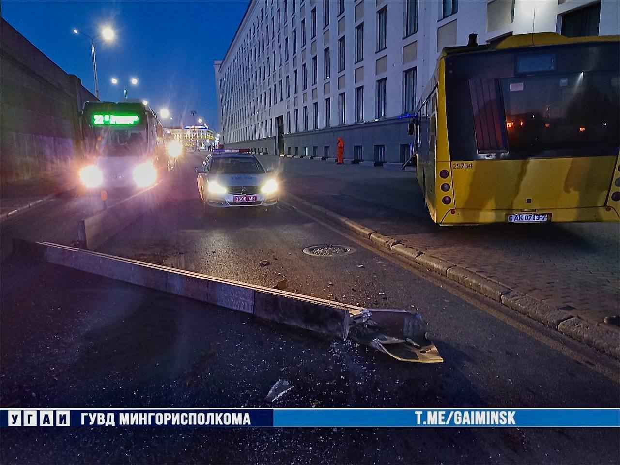 Перепутал педали. В Минске автобус врезался в ограждение – 4 пострадавших