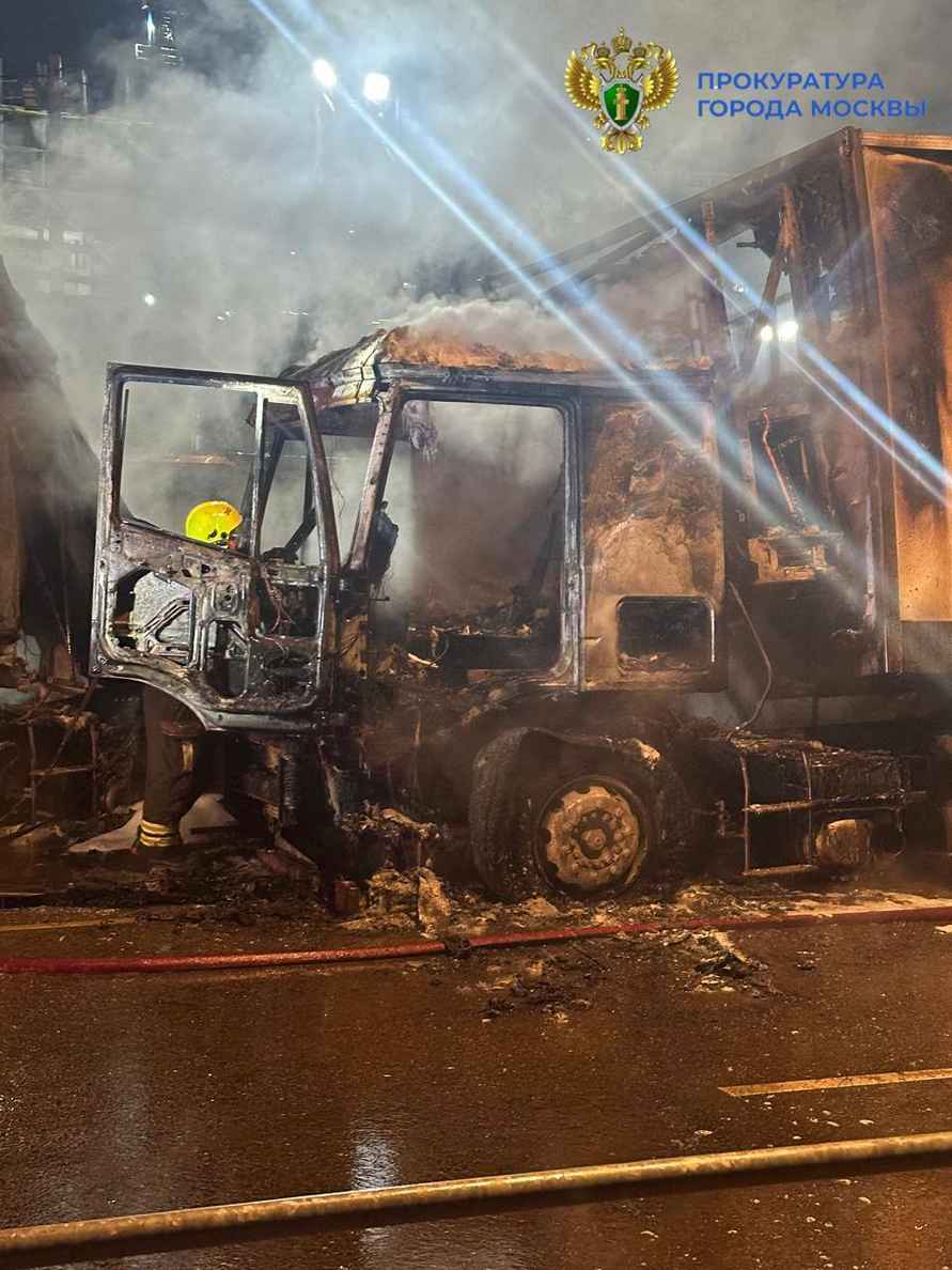 Дальнобойщик из Беларуси сгорел в своей фуре в Москве