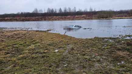 В Борисове автомобиль скатился в реку Березина, пока хозяин ненадолго отлучился