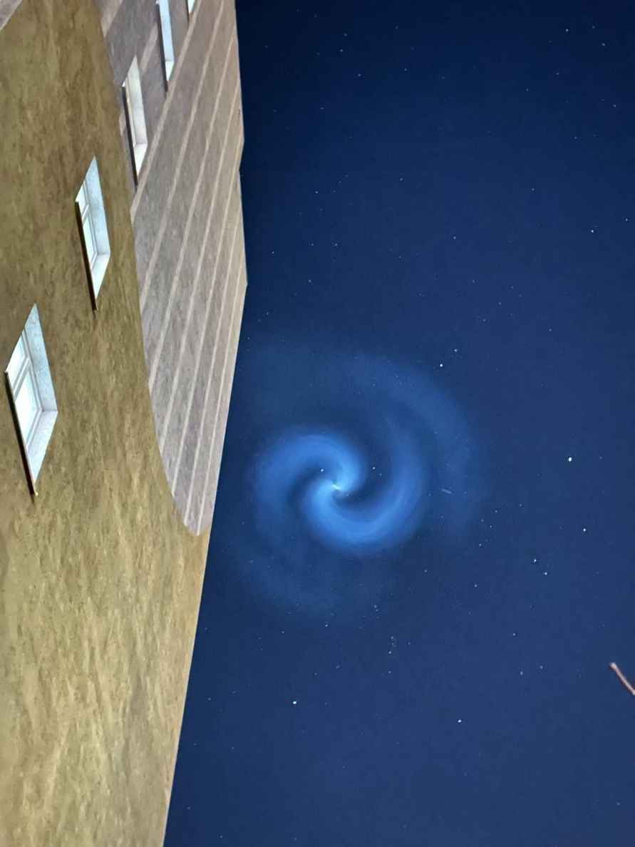 От нас что-то скрывают - Спиральная кротовая нора в небе над Европой вызвала переполох в соцсетях. Что это было?