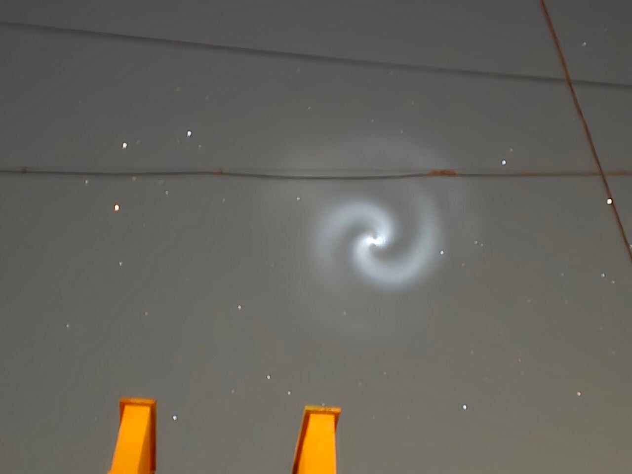 От нас что-то скрывают - Спиральная кротовая нора в небе над Европой вызвала переполох в соцсетях. Что это было?