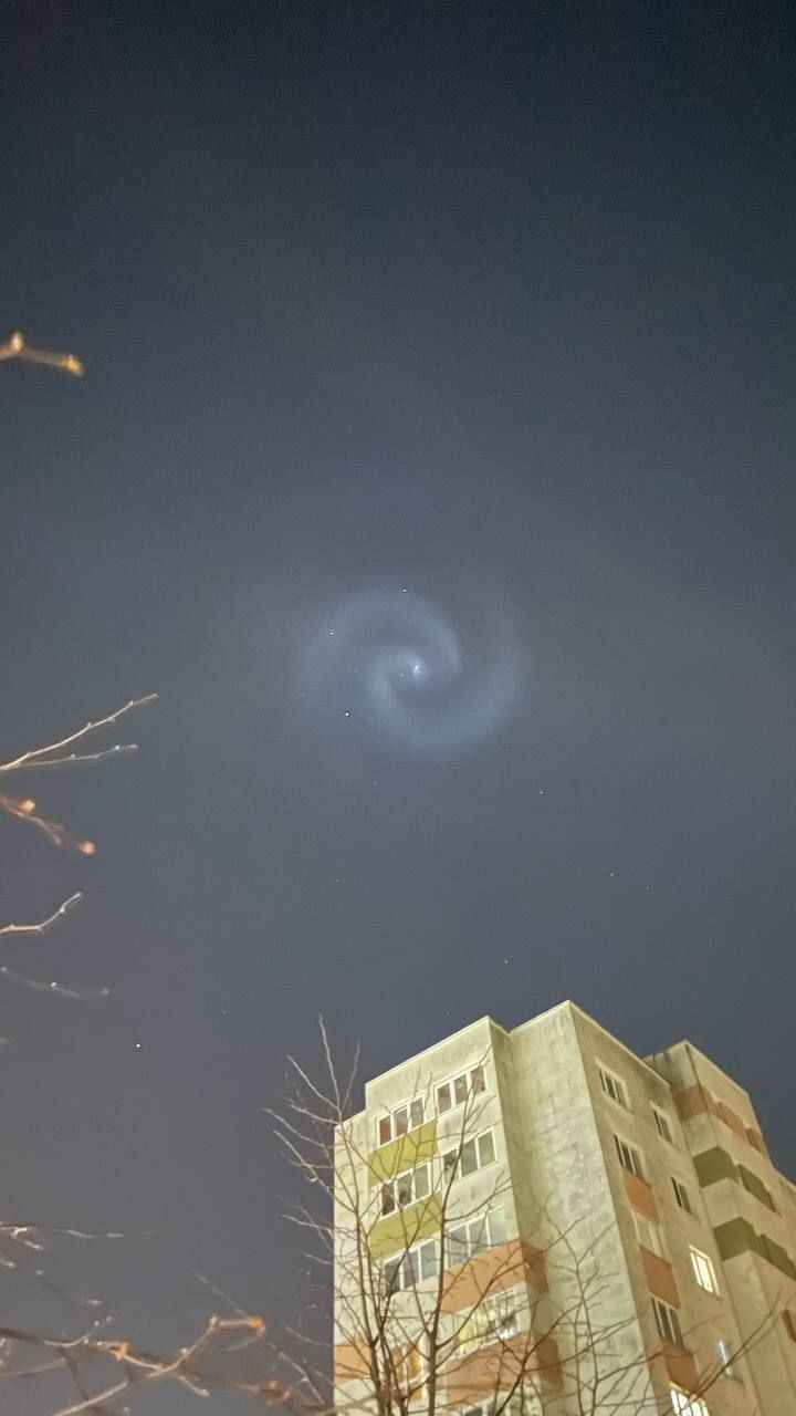 От нас что-то скрывают - Спиральная кротовая нора в небе над Европой вызвала переполох в соцсетях. Что это было?