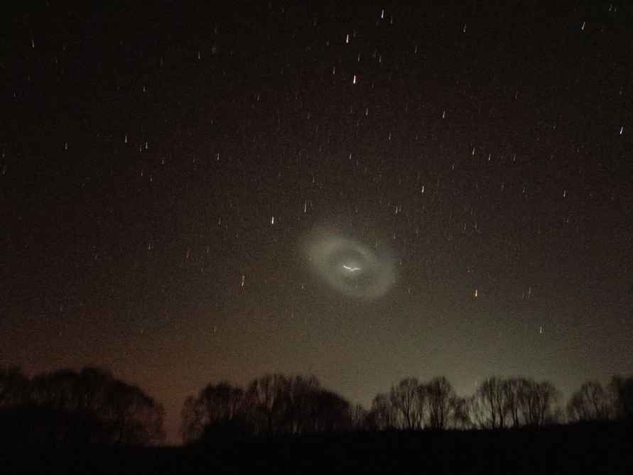 От нас что-то скрывают - Спиральная кротовая нора в небе над Европой вызвала переполох в соцсетях. Что это было?