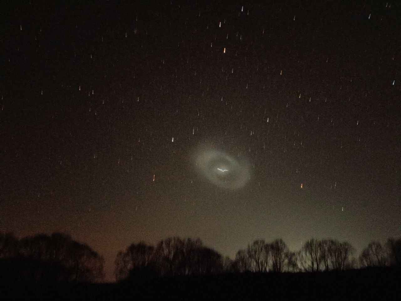 От нас что-то скрывают - Спиральная кротовая нора в небе над Европой вызвала переполох в соцсетях. Что это было?