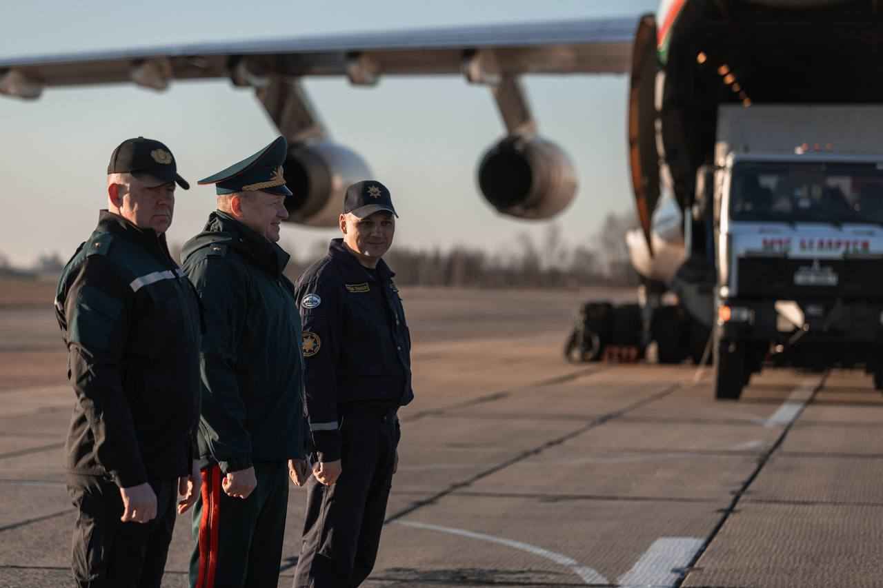 Беларусь отправила на помощь пострадавшей от землетрясения Мьянме кинологов и десятки спасателей