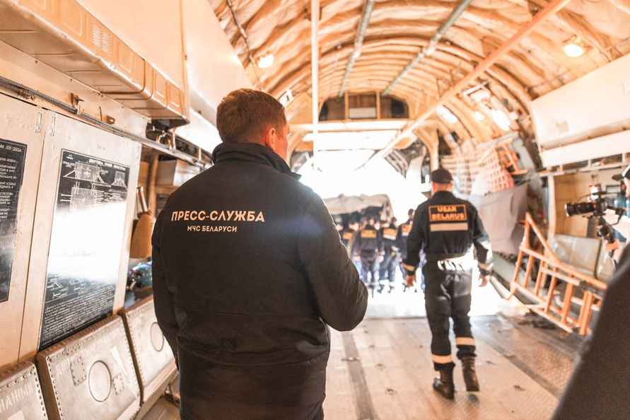 Беларусь отправила на помощь пострадавшей от землетрясения Мьянме кинологов и десятки спасателей